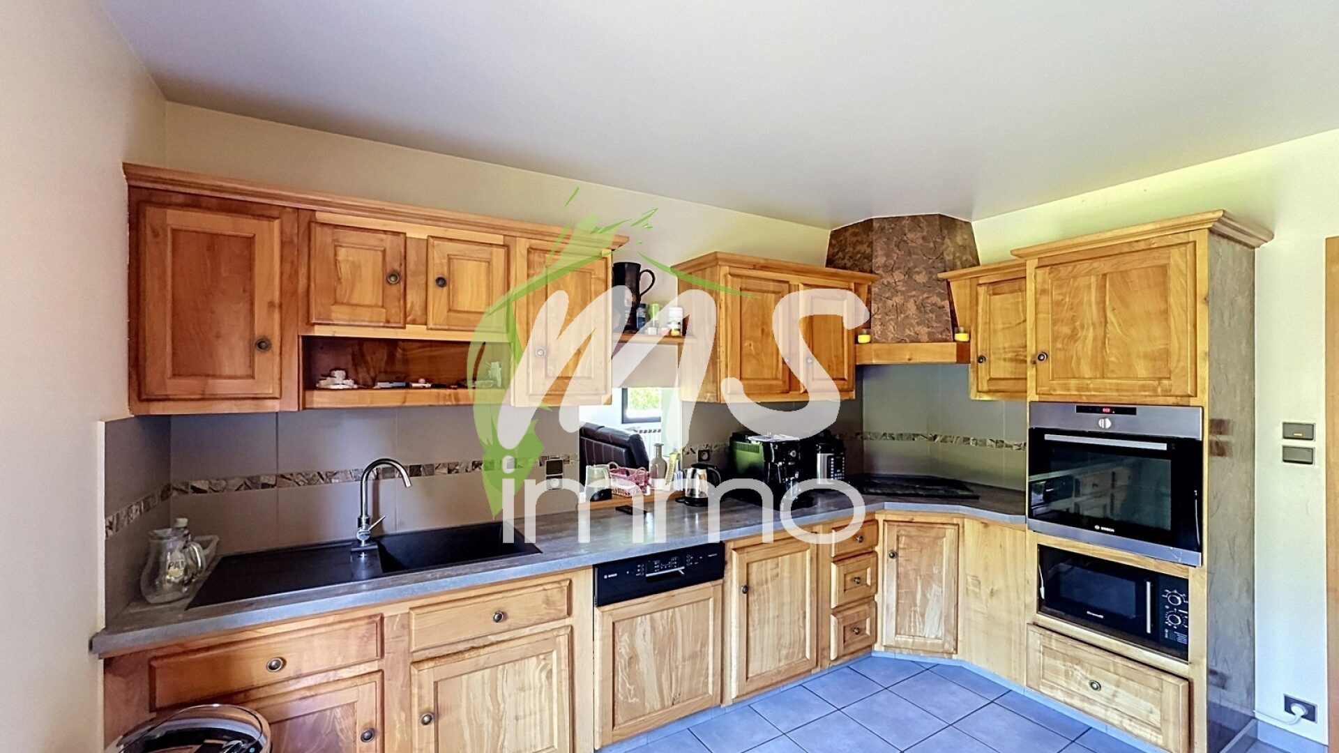 Maison T6 de 140 m² - SAINT-LAURENT DU CROS - Photo 4