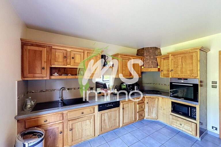 Maison T6 de 140 m² - SAINT-LAURENT DU CROS