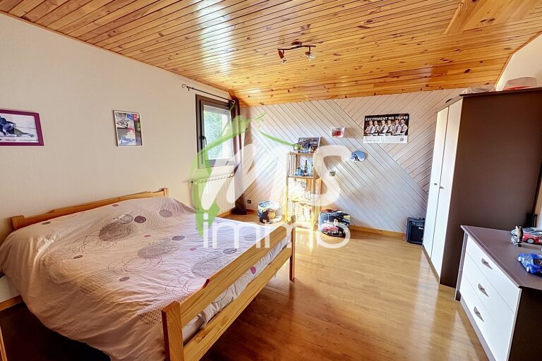 Maison T6 de 140 m² - SAINT-LAURENT DU CROS