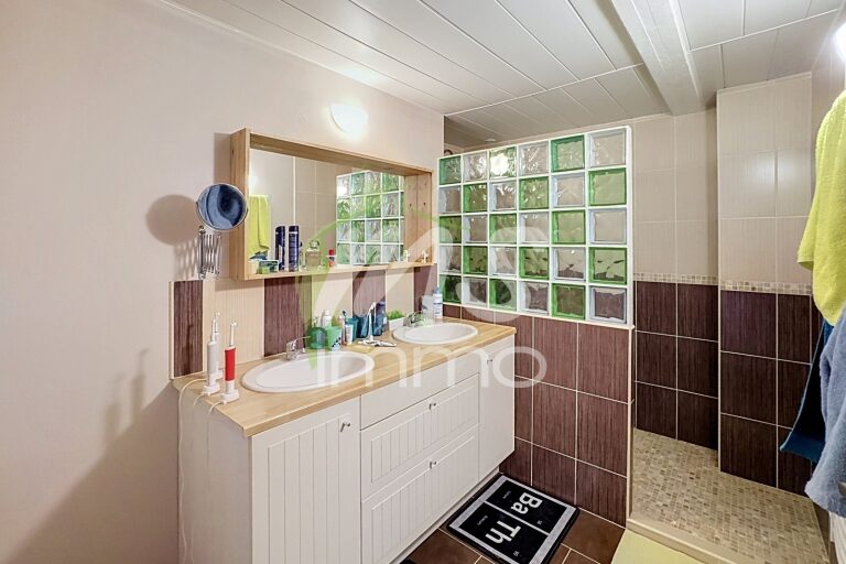 Maison T5 de 165 m² - SAINT-LAURENT DU CROS