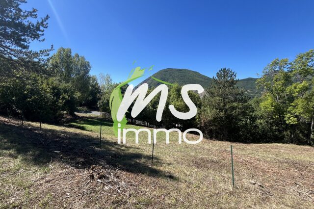 Terrain de 670 m² - SAINT ETIENNE LE LAUS